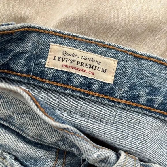 Levi's Faded Blue Denim Jean Shorts - Picture 3 of 3